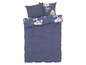 Une couette bleue avec un motif floral