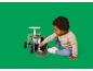 Enfant jouant avec un camion jouet en bois et de petites voitures.