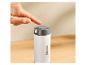 Une main appuyant sur le bouton d'une bouteille isotherme blanche avec un couvercle gris.