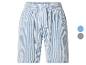 Short rayé bleu et blanc avec cordon de serrage blanc.