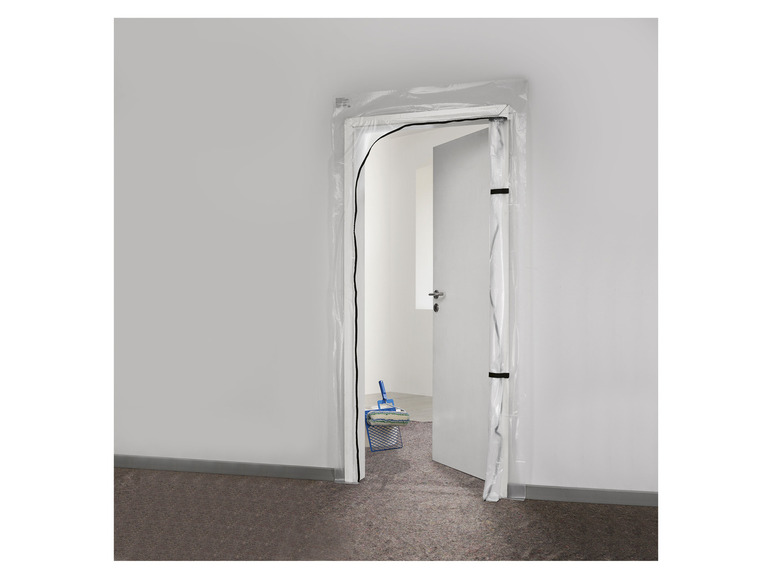 Une porte avec une bâche en plastique, derrière laquelle se trouve un rouleau et un seau.