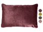 Coussin en velours bordeaux avec échantillons de couleurs.