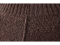 Gros plan sur un tricot marron avec un col côtelé et une couture apparente.