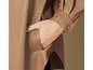 Une veste en cuir marron avec une poche et des boutons.