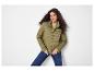 Femme en doudoune vert olive, pull vert clair et jean bleu.