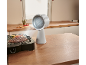 Grill électrique et purificateur d'air sur un comptoir de cuisine en bois.