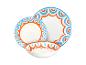 Service de table avec deux assiettes et un bol, motifs bleus et oranges.