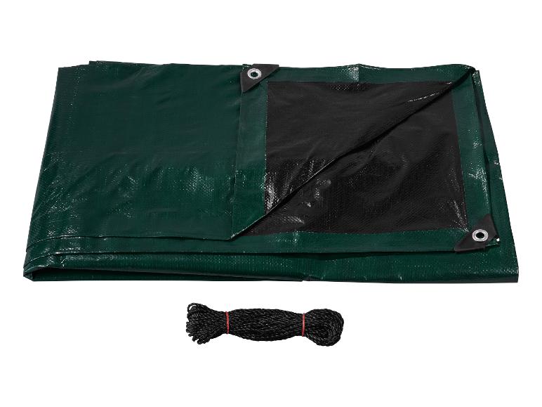 Bâche verte et noire avec œillets, pliée, avec une bobine de corde noire.