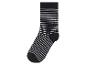 Une chaussette noire avec des rayures blanches.