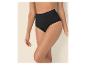 Femme en culotte noire taille haute à texture côtelée.