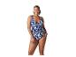 Femme en maillot de bain une pièce à motif bleu marine et blanc.