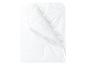Couette blanche matelassée, douce et confortable.