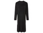 Une robe en tricot noire à manches longues.