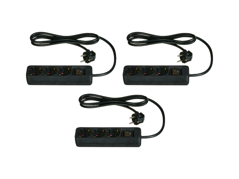 Trois multiprises noires avec interrupteur.