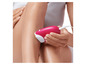 Une femme utilise un épilateur Braun Silk-épil rose sur sa jambe.