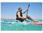 Homme assis sur une planche de SUP, pagayant dans l'eau, portant un gilet de sauvetage.