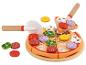 Pizza jouet en bois avec garnitures et roulette à pizza sur fond blanc.