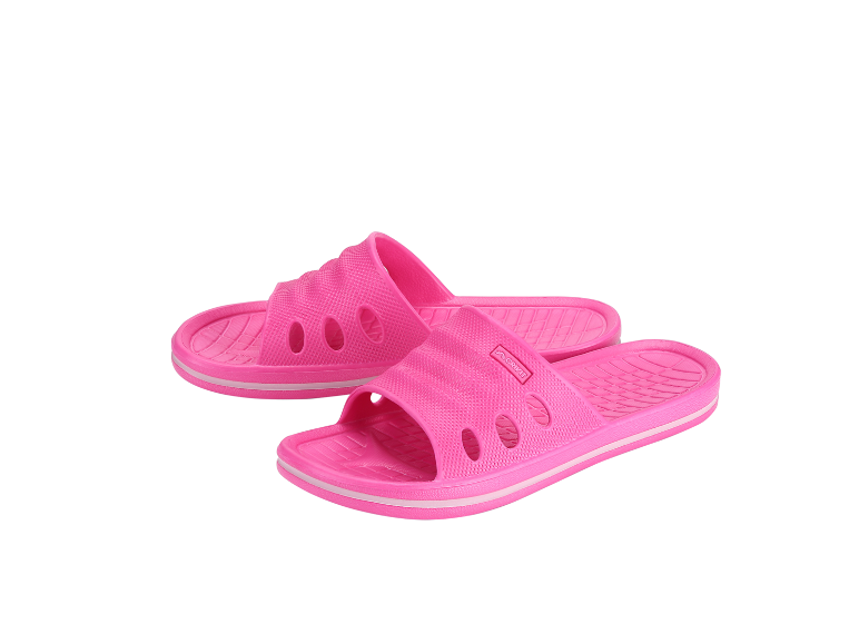 Une paire de claquettes roses avec des trous et des rayures blanches sur la semelle.