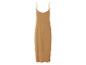 Robe longue beige à bretelles fines, style minimaliste.