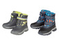 Deux paires de bottes d'hiver noires avec des accents verts et bleus.