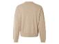 Un pull en maille beige à manches longues.