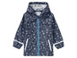 Imperméable bleu pour enfants avec un motif de bateaux.
