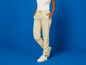 Pantalon beige avec imprimé Lidl et baskets blanches.