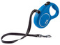 Une laisse rétractable Flexi bleue avec une sangle noire.