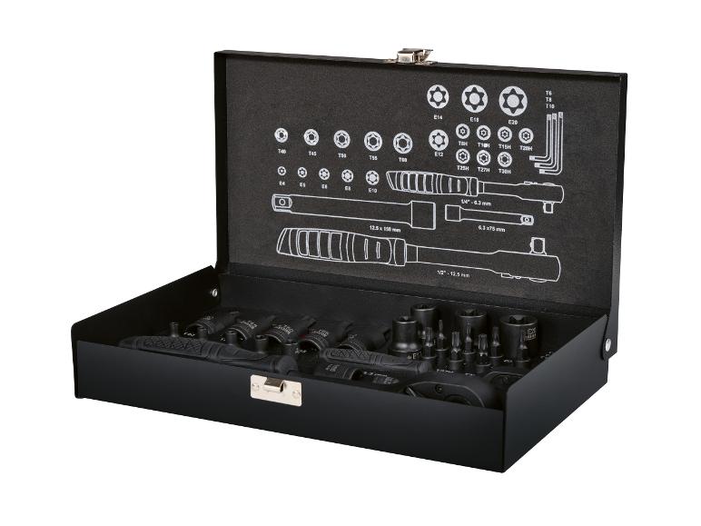 Boîte à outils noire ouverte avec clés, embouts et adaptateurs.