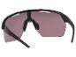 Lunettes de soleil Oakley, noires avec verres fumés.