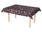 Table avec nappe à motifs de champignons et de feuilles.
