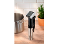 Cuisinière sous vide avec une casserole et une plante en pot sur une surface en bois.