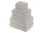 Une pile de serviettes grises