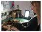 Femme travaillant avec des plantes sous une lampe de travail LIVARNO® 18 V.