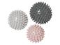 Trois balles de massage en gris, blanc et rose avec des pointes.