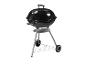 Un barbecue rond noir sur un support avec des roues.