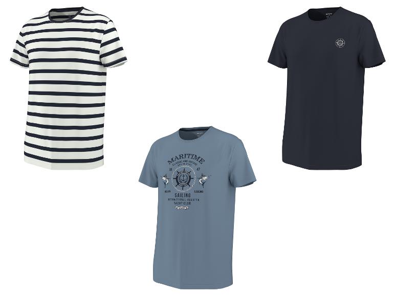 Trois t-shirts homme : un rayé, un bleu avec imprimé maritime et un bleu foncé avec logo.