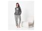 Femme en pyjama gris avec imprimé ourson et pantalon assorti.