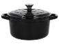 Cocotte en fonte noire avec couvercle.