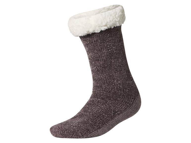 Chaussette marron foncé avec un revers blanc moelleux sur fond blanc.