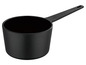 Une casserole en fonte noire avec une longue poignée.