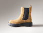 Bottines Chelsea en daim marron avec une semelle crantée noire épaisse