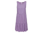 Robe violette avec jupe plissée.