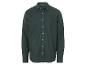 Chemise à manches longues vert foncé.
