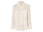Une chemise crème à manches longues avec une poche poitrine.