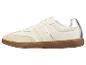 Baskets en daim beige avec une semelle en caoutchouc brun.