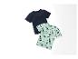 Deux t-shirts pour enfants : un bleu marine uni et un vert clair à imprimé phare et plage.