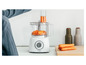 Un robot culinaire Bosch blanc avec des carottes.