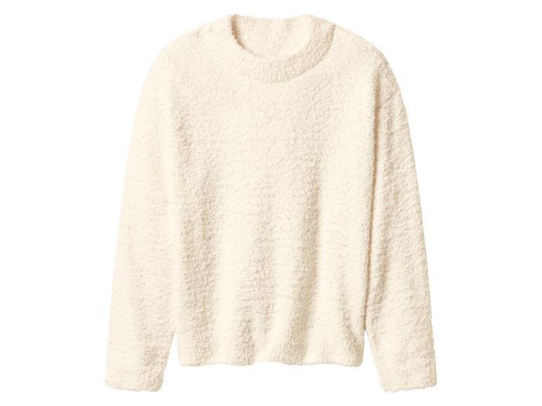 Pull col rond crème en tissu bouclé duveteux.