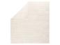 Couverture matelassée de couleur crème avec un motif carré, partiellement pliée.